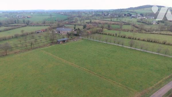 Longère en pierres avec dépendances sur environ 9,5 hectares.
