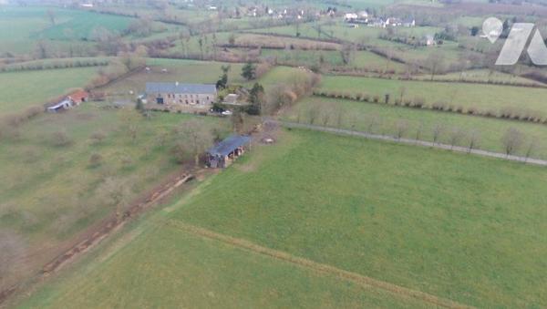 Longère en pierres avec dépendances sur environ 9,5 hectares.