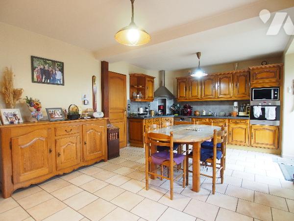 Longère en pierres avec dépendances sur environ 9,5 hectares.