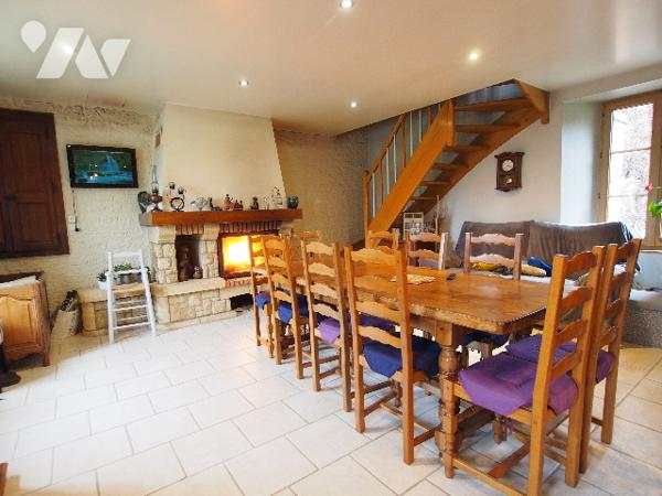 Longère en pierres avec dépendances sur environ 9,5 hectares.