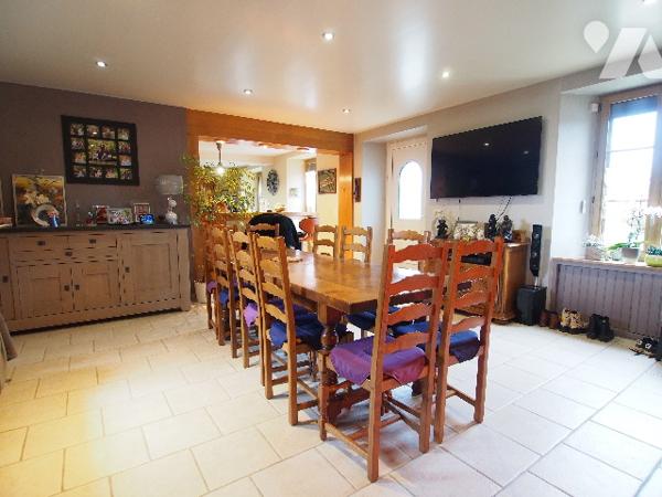 Longère en pierres avec dépendances sur environ 9,5 hectares.