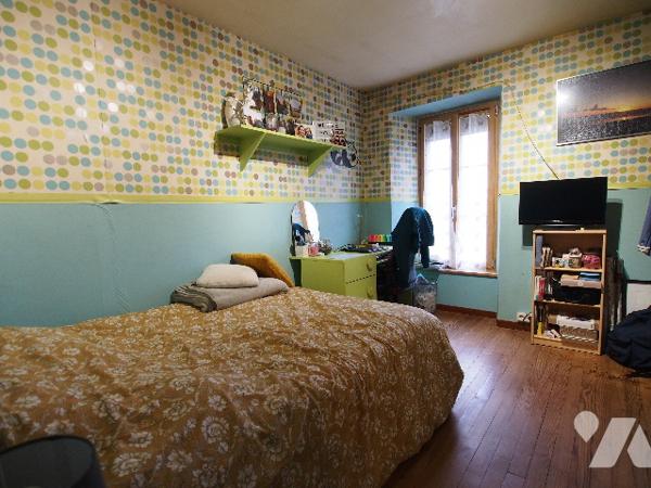 Longère en pierres avec dépendances sur environ 9,5 hectares.