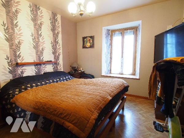 Longère en pierres avec dépendances sur environ 9,5 hectares.