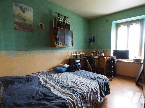 Longère en pierres avec dépendances sur environ 9,5 hectares.