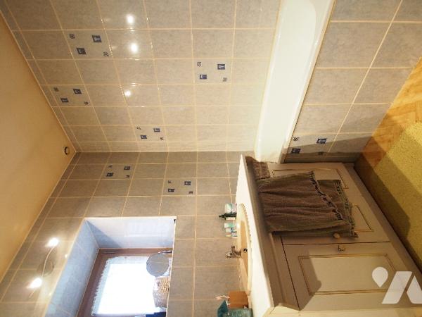 Longère en pierres avec dépendances sur environ 9,5 hectares.