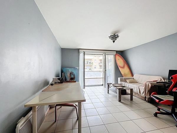 A VENDRE CASTANET TOLOSAN CENTRE-VILLE APPARTEMENT T3  LOUE AU PREMIER ETAGE AVEC BALCON ET PARKING