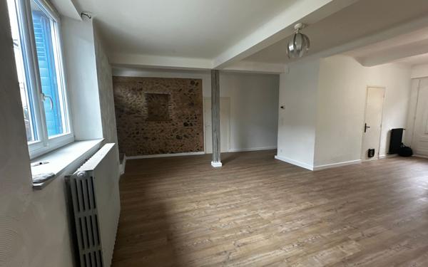 Maison à louer    5 pièces •  Palaminy