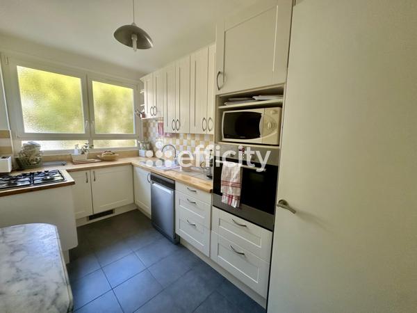 Appartement
         4 pièces
        - 84 m² 895 000 € *