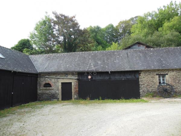Immeuble à Châteaulin pour investisseur avec 6 appartements, 1 commerce et 14 box.