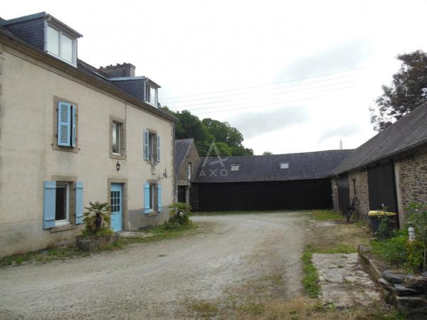 Immeuble à Châteaulin pour investisseur avec 6 appartements, 1 commerce et 14 box.