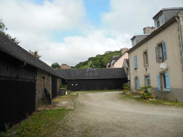Immeuble à Châteaulin pour investisseur avec 6 appartements, 1 commerce et 14 box.