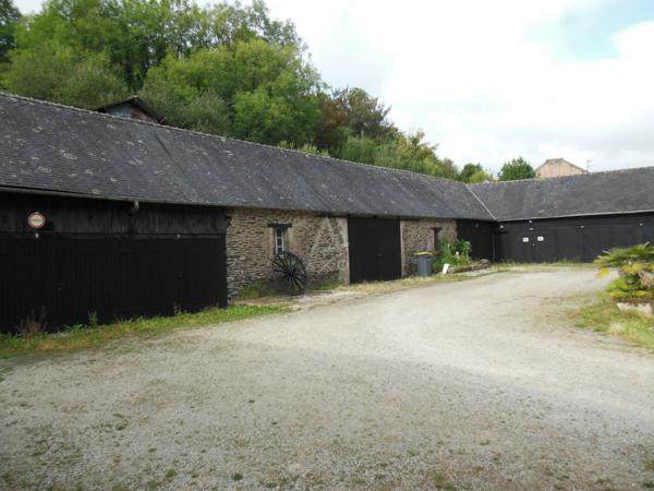 Immeuble à Châteaulin pour investisseur avec 6 appartements, 1 commerce et 14 box.