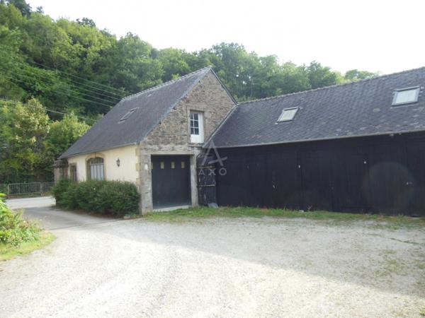 Immeuble à Châteaulin pour investisseur avec 6 appartements, 1 commerce et 14 box.