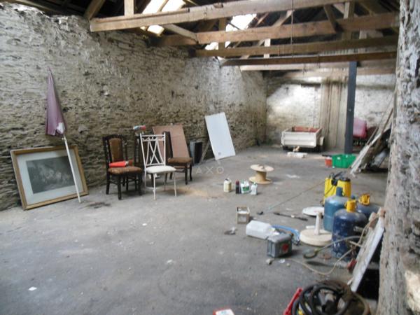 Immeuble à Châteaulin pour investisseur avec 6 appartements, 1 commerce et 14 box.