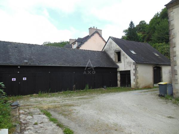 Immeuble à Châteaulin pour investisseur avec 6 appartements, 1 commerce et 14 box.
