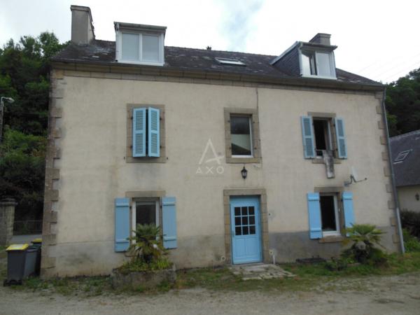 Immeuble à Châteaulin pour investisseur avec 6 appartements, 1 commerce et 14 box.