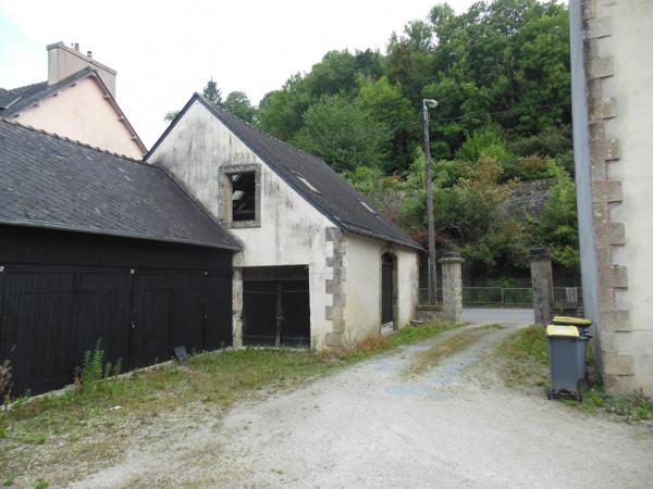 Immeuble à Châteaulin pour investisseur avec 6 appartements, 1 commerce et 14 box.