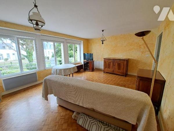 Bel appartement situé à proximité immédiate de la plage et des commerces composé d'une entrée a...