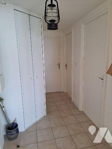 Bel appartement situé à proximité immédiate de la plage et des commerces composé d'une entrée a...