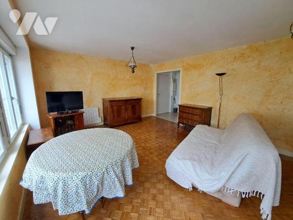 Bel appartement situé à proximité immédiate de la plage et des commerces composé d'une entrée a...