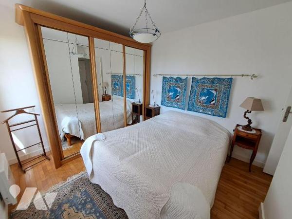 Bel appartement situé à proximité immédiate de la plage et des commerces composé d'une entrée a...