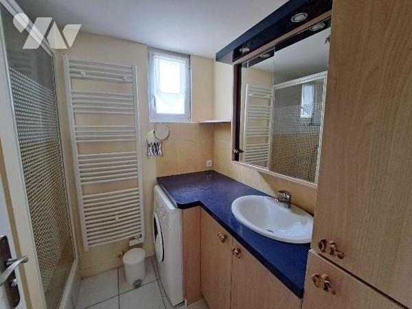 Bel appartement situé à proximité immédiate de la plage et des commerces composé d'une entrée a...