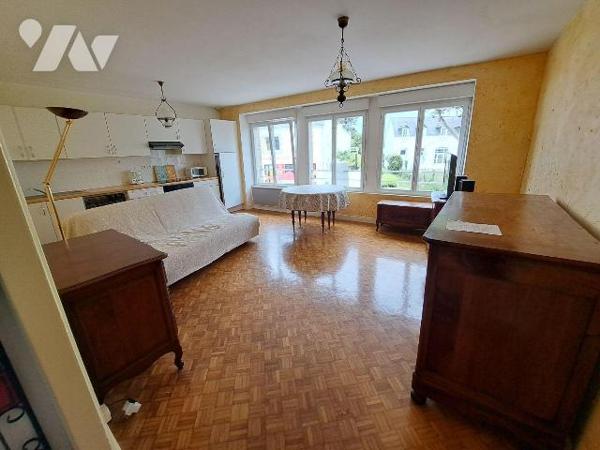 Bel appartement situé à proximité immédiate de la plage et des commerces composé d'une entrée a...