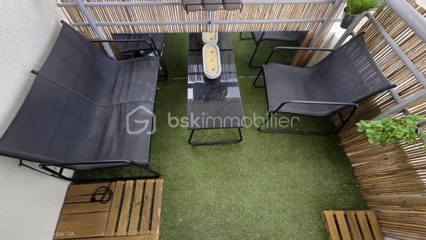 Venez vite découvrir, superbe appartement T3 de 61,99 m², rez de chaussée, situé à Poitiers, dans une résidence sécurisée avec gardien et portail électrique. Proche lycée, collège et toutes commodités.
Ce superbe appartement comprend:
- Belle entrée avec placard/ dressing de 3,72 m²
- Dégagement/ couloir de 2,45 m²
- Salon-séjour de 28,54 m²
- Cuisine ouverte, aménagée et équipée, lave vaisselle, hotte plaque, rangement. 
- Une chambre avec placard/ dressing de 12,21 m², 
- Une seconde chambre avec placard/ dressing de 10,45 m²
- Salle de bain, baignoire, simple vasque, sèche serviette de 3,50 m²
 - WC séparé de 1,12 m²
- Balcon de 5 m 2.

POINTS TECHNIQUES DE L' APPARTEMENT:
- Exposition ouest.
- Chauffages électrique radiateurs à inertie changés en 2023 par le propriétaire.
- Ballon d'eau chaude électrique
- Volets roulants électriques installés en 2025. Facture de 2461,26
- Cuisine équipée, aménagée, refaite en 2022. Facture de 4424 euros.
- Le sol de l'appartement refait, avec création d'un tapis d'entrée en pvc, en 2024. Facture de 962 euros.

CARACTERISTIQUES TECHNIQUES DE LA COPRO!
- Nombre de lots : 396
- Nombres de lots usages habitation: 161
- Période de construction des bâtiments: de 2001, 2010 
- Tous les trois mois, environ 475 euros de charges

 EXTÉRIEUR
- Deux places de stationnement privatives dont , une en sous-sol sécurisé et une en aérien.
- Piscine commune
- Espace vert , arborés
Poser vos valises !
AUCUN TRAVAUX A PRÉVOIR !!