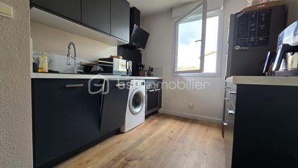 Venez vite découvrir, superbe appartement T3 de 61,99 m², rez de chaussée, situé à Poitiers, dans une résidence sécurisée avec gardien et portail électrique. Proche lycée, collège et toutes commodités.
Ce superbe appartement comprend:
- Belle entrée avec placard/ dressing de 3,72 m²
- Dégagement/ couloir de 2,45 m²
- Salon-séjour de 28,54 m²
- Cuisine ouverte, aménagée et équipée, lave vaisselle, hotte plaque, rangement. 
- Une chambre avec placard/ dressing de 12,21 m², 
- Une seconde chambre avec placard/ dressing de 10,45 m²
- Salle de bain, baignoire, simple vasque, sèche serviette de 3,50 m²
 - WC séparé de 1,12 m²
- Balcon de 5 m 2.

POINTS TECHNIQUES DE L' APPARTEMENT:
- Exposition ouest.
- Chauffages électrique radiateurs à inertie changés en 2023 par le propriétaire.
- Ballon d'eau chaude électrique
- Volets roulants électriques installés en 2025. Facture de 2461,26
- Cuisine équipée, aménagée, refaite en 2022. Facture de 4424 euros.
- Le sol de l'appartement refait, avec création d'un tapis d'entrée en pvc, en 2024. Facture de 962 euros.

CARACTERISTIQUES TECHNIQUES DE LA COPRO!
- Nombre de lots : 396
- Nombres de lots usages habitation: 161
- Période de construction des bâtiments: de 2001, 2010 
- Tous les trois mois, environ 475 euros de charges

 EXTÉRIEUR
- Deux places de stationnement privatives dont , une en sous-sol sécurisé et une en aérien.
- Piscine commune
- Espace vert , arborés
Poser vos valises !
AUCUN TRAVAUX A PRÉVOIR !!