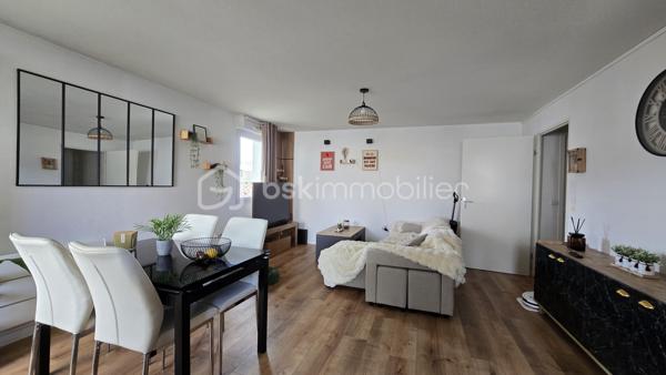 Venez vite découvrir, superbe appartement T3 de 61,99 m², rez de chaussée, situé à Poitiers, dans une résidence sécurisée avec gardien et portail électrique. Proche lycée, collège et toutes commodités.
Ce superbe appartement comprend:
- Belle entrée avec placard/ dressing de 3,72 m²
- Dégagement/ couloir de 2,45 m²
- Salon-séjour de 28,54 m²
- Cuisine ouverte, aménagée et équipée, lave vaisselle, hotte plaque, rangement. 
- Une chambre avec placard/ dressing de 12,21 m², 
- Une seconde chambre avec placard/ dressing de 10,45 m²
- Salle de bain, baignoire, simple vasque, sèche serviette de 3,50 m²
 - WC séparé de 1,12 m²
- Balcon de 5 m 2.

POINTS TECHNIQUES DE L' APPARTEMENT:
- Exposition ouest.
- Chauffages électrique radiateurs à inertie changés en 2023 par le propriétaire.
- Ballon d'eau chaude électrique
- Volets roulants électriques installés en 2025. Facture de 2461,26
- Cuisine équipée, aménagée, refaite en 2022. Facture de 4424 euros.
- Le sol de l'appartement refait, avec création d'un tapis d'entrée en pvc, en 2024. Facture de 962 euros.

CARACTERISTIQUES TECHNIQUES DE LA COPRO!
- Nombre de lots : 396
- Nombres de lots usages habitation: 161
- Période de construction des bâtiments: de 2001, 2010 
- Tous les trois mois, environ 475 euros de charges

 EXTÉRIEUR
- Deux places de stationnement privatives dont , une en sous-sol sécurisé et une en aérien.
- Piscine commune
- Espace vert , arborés
Poser vos valises !
AUCUN TRAVAUX A PRÉVOIR !!