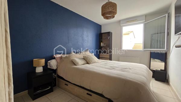 Venez vite découvrir, superbe appartement T3 de 61,99 m², rez de chaussée, situé à Poitiers, dans une résidence sécurisée avec gardien et portail électrique. Proche lycée, collège et toutes commodités.
Ce superbe appartement comprend:
- Belle entrée avec placard/ dressing de 3,72 m²
- Dégagement/ couloir de 2,45 m²
- Salon-séjour de 28,54 m²
- Cuisine ouverte, aménagée et équipée, lave vaisselle, hotte plaque, rangement. 
- Une chambre avec placard/ dressing de 12,21 m², 
- Une seconde chambre avec placard/ dressing de 10,45 m²
- Salle de bain, baignoire, simple vasque, sèche serviette de 3,50 m²
 - WC séparé de 1,12 m²
- Balcon de 5 m 2.

POINTS TECHNIQUES DE L' APPARTEMENT:
- Exposition ouest.
- Chauffages électrique radiateurs à inertie changés en 2023 par le propriétaire.
- Ballon d'eau chaude électrique
- Volets roulants électriques installés en 2025. Facture de 2461,26
- Cuisine équipée, aménagée, refaite en 2022. Facture de 4424 euros.
- Le sol de l'appartement refait, avec création d'un tapis d'entrée en pvc, en 2024. Facture de 962 euros.

CARACTERISTIQUES TECHNIQUES DE LA COPRO!
- Nombre de lots : 396
- Nombres de lots usages habitation: 161
- Période de construction des bâtiments: de 2001, 2010 
- Tous les trois mois, environ 475 euros de charges

 EXTÉRIEUR
- Deux places de stationnement privatives dont , une en sous-sol sécurisé et une en aérien.
- Piscine commune
- Espace vert , arborés
Poser vos valises !
AUCUN TRAVAUX A PRÉVOIR !!