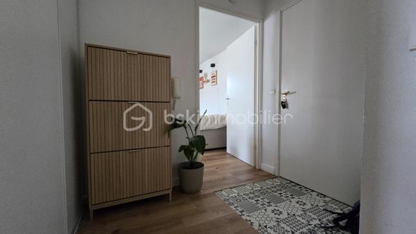 Venez vite découvrir, superbe appartement T3 de 61,99 m², rez de chaussée, situé à Poitiers, dans une résidence sécurisée avec gardien et portail électrique. Proche lycée, collège et toutes commodités.
Ce superbe appartement comprend:
- Belle entrée avec placard/ dressing de 3,72 m²
- Dégagement/ couloir de 2,45 m²
- Salon-séjour de 28,54 m²
- Cuisine ouverte, aménagée et équipée, lave vaisselle, hotte plaque, rangement. 
- Une chambre avec placard/ dressing de 12,21 m², 
- Une seconde chambre avec placard/ dressing de 10,45 m²
- Salle de bain, baignoire, simple vasque, sèche serviette de 3,50 m²
 - WC séparé de 1,12 m²
- Balcon de 5 m 2.

POINTS TECHNIQUES DE L' APPARTEMENT:
- Exposition ouest.
- Chauffages électrique radiateurs à inertie changés en 2023 par le propriétaire.
- Ballon d'eau chaude électrique
- Volets roulants électriques installés en 2025. Facture de 2461,26
- Cuisine équipée, aménagée, refaite en 2022. Facture de 4424 euros.
- Le sol de l'appartement refait, avec création d'un tapis d'entrée en pvc, en 2024. Facture de 962 euros.

CARACTERISTIQUES TECHNIQUES DE LA COPRO!
- Nombre de lots : 396
- Nombres de lots usages habitation: 161
- Période de construction des bâtiments: de 2001, 2010 
- Tous les trois mois, environ 475 euros de charges

 EXTÉRIEUR
- Deux places de stationnement privatives dont , une en sous-sol sécurisé et une en aérien.
- Piscine commune
- Espace vert , arborés
Poser vos valises !
AUCUN TRAVAUX A PRÉVOIR !!