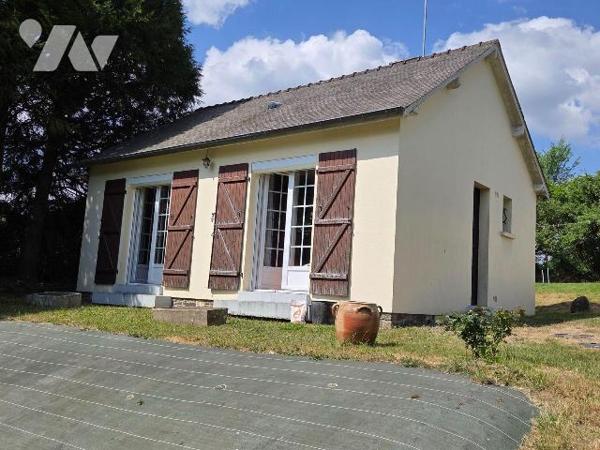 A vendre à Chantrigné(53), au calme et en campagne, une maison comprenant une entrée-couloir, c...