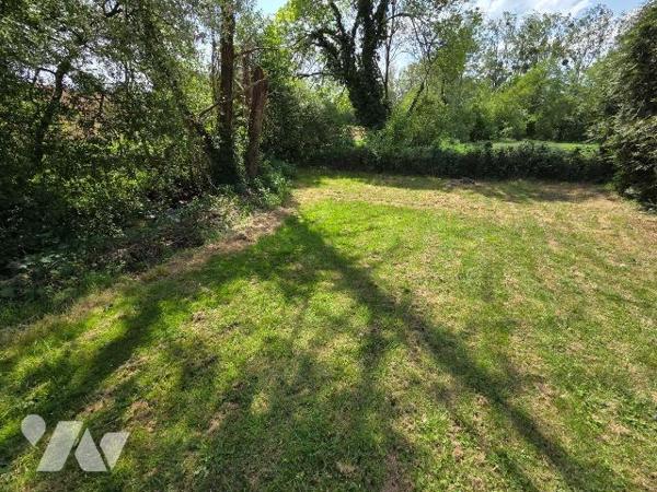 A vendre à Chantrigné(53), au calme et en campagne, une maison comprenant une entrée-couloir, c...