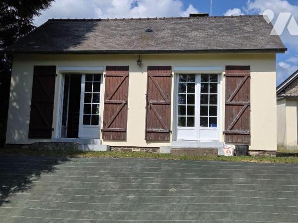 A vendre à Chantrigné(53), au calme et en campagne, une maison comprenant une entrée-couloir, c...