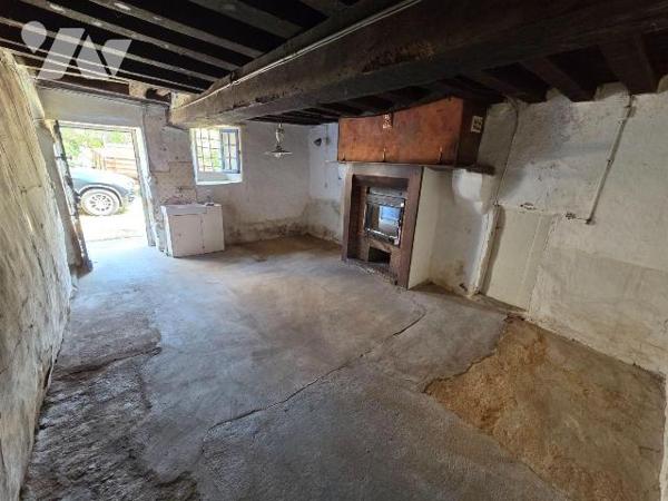 A vendre à Chantrigné(53), au calme et en campagne, une maison comprenant une entrée-couloir, c...