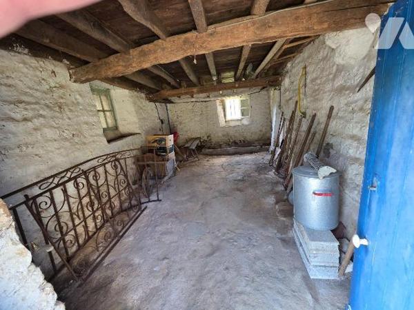 A vendre à Chantrigné(53), au calme et en campagne, une maison comprenant une entrée-couloir, c...