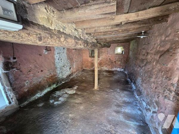 A vendre à Chantrigné(53), au calme et en campagne, une maison comprenant une entrée-couloir, c...