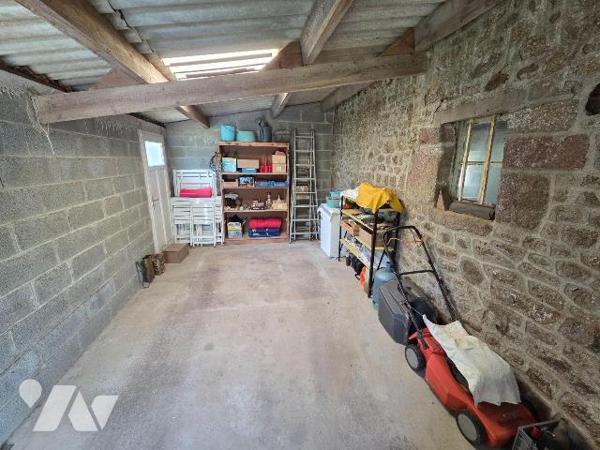 A vendre à Chantrigné(53), au calme et en campagne, une maison comprenant une entrée-couloir, c...