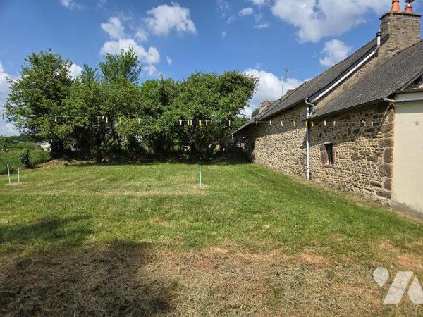 A vendre à Chantrigné(53), au calme et en campagne, une maison comprenant une entrée-couloir, c...