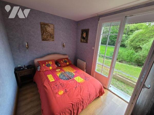 A vendre à Chantrigné(53), au calme et en campagne, une maison comprenant une entrée-couloir, c...