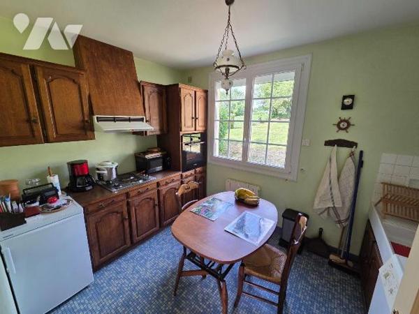 A vendre à Chantrigné(53), au calme et en campagne, une maison comprenant une entrée-couloir, c...
