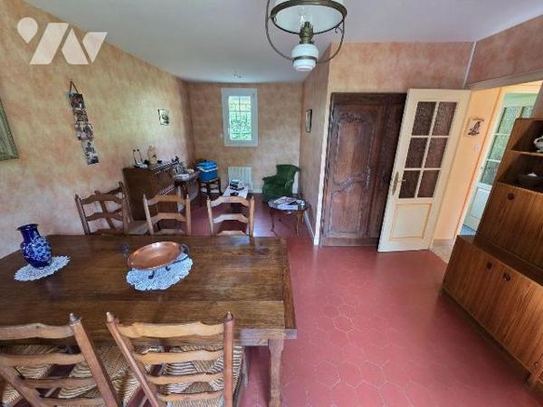 A vendre à Chantrigné(53), au calme et en campagne, une maison comprenant une entrée-couloir, c...