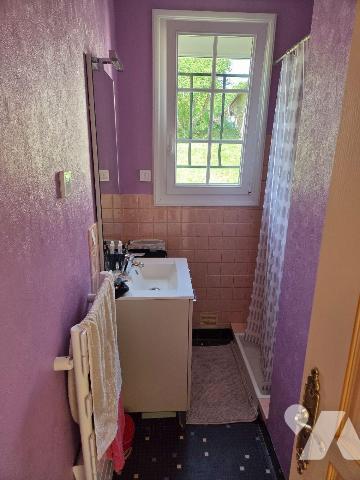 A vendre à Chantrigné(53), au calme et en campagne, une maison comprenant une entrée-couloir, c...