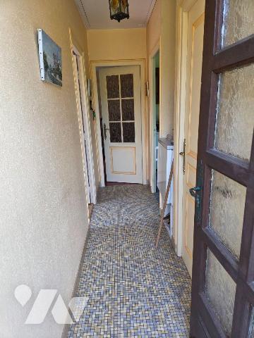 A vendre à Chantrigné(53), au calme et en campagne, une maison comprenant une entrée-couloir, c...