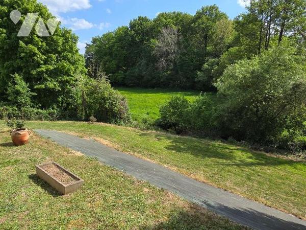 A vendre à Chantrigné(53), au calme et en campagne, une maison comprenant une entrée-couloir, c...