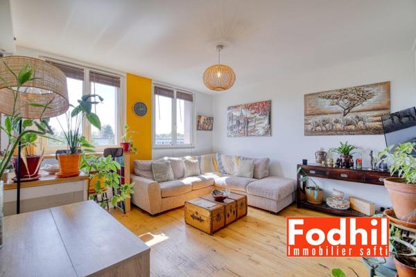 Appartement 3 pièces de 47 m², 2 chambres avec cave et parking en stationnement libre.