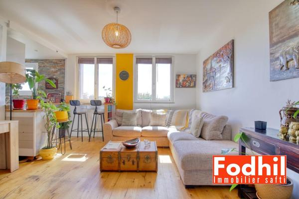 Appartement 3 pièces de 47 m², 2 chambres avec cave et parking en stationnement libre.