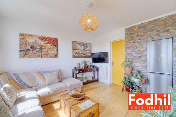 Appartement 3 pièces de 47 m², 2 chambres avec cave et parking en stationnement libre.