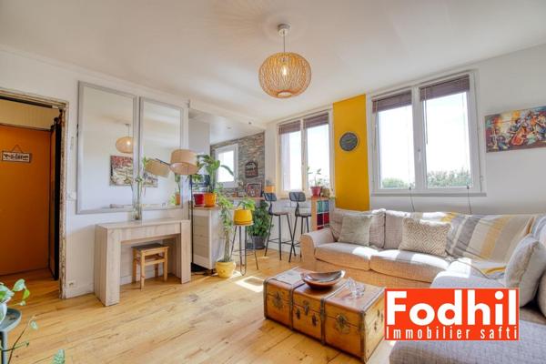 Appartement 3 pièces de 47 m², 2 chambres avec cave et parking en stationnement libre.